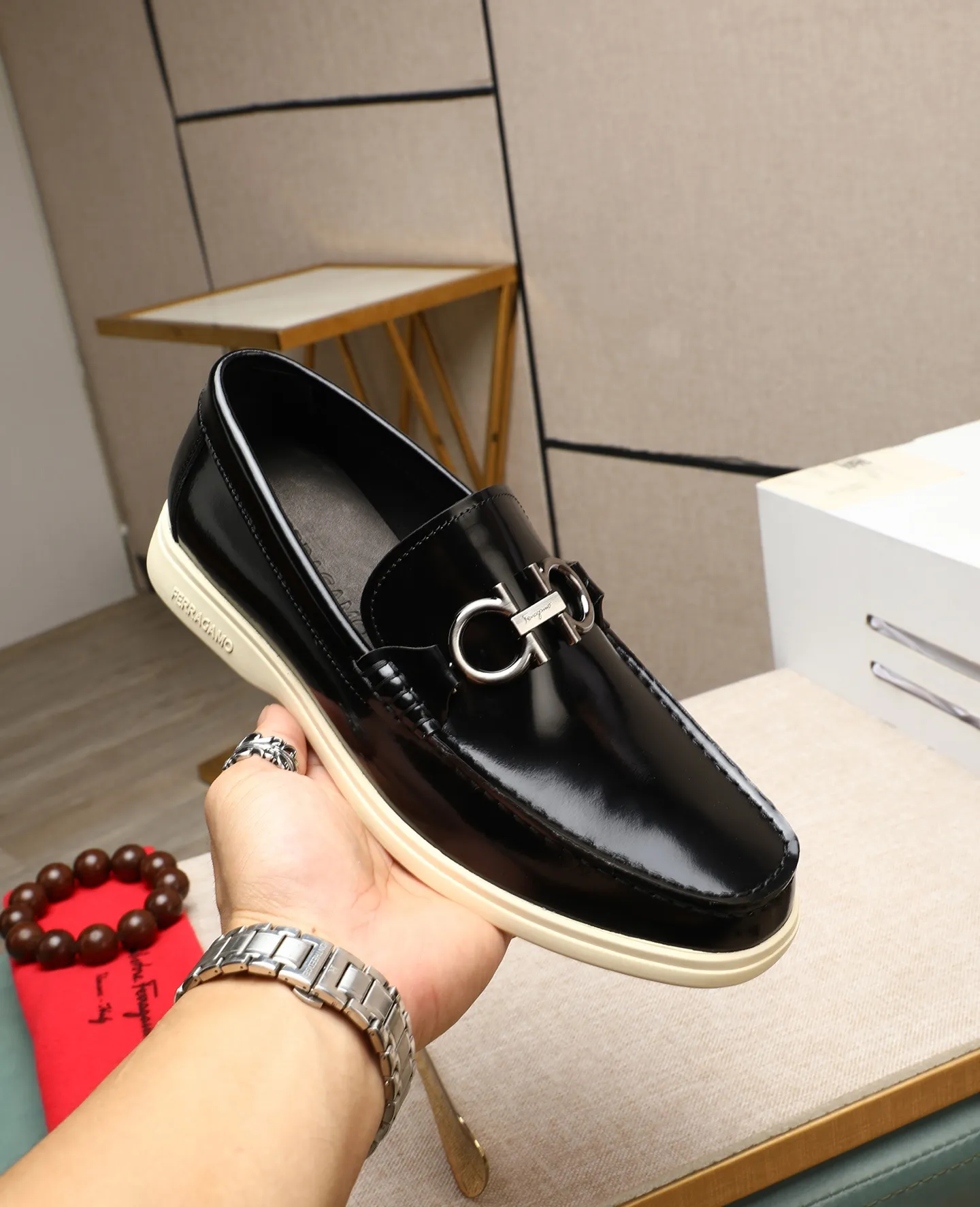 Men's shoes 💰580 📛📛(water-dyed cow lining) Salvatore Ferragamo high-end (Salvatore Ferragamo) is the top international luxury footwear brand. It comes from the fashion kingdom of Italy. It is famous all over the world for its traditional handmade design and novel styles... 🚶🏻🚶🏻New suit shoes are available simultaneously at the counter. This style is purely handmade. The fabric is imported Italian calfskin➕Soft water-dyed cowhide lining. Original authentic outsole🌀🌀Size: 38➖44 (45 46 customized)